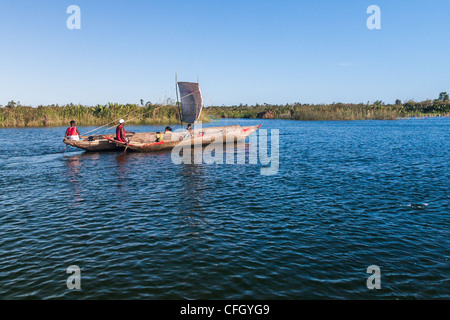 La voile canoë sur le canal des Pangalanes, est de Madagascar Banque D'Images