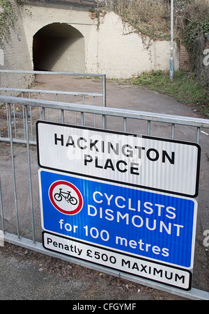 Les cyclistes démonter signer Cycle Path Chemin de mort Avertissement signe Banque D'Images