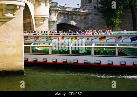 Excursion en bateau passant sous le Pont Neuf (nouveau pont) sur la Seine, Paris, France Banque D'Images