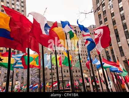 Les drapeaux à Rockefeller Center, New York City Banque D'Images