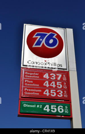 Mars 2012, Conoco Phillips 76 station essence prix par gallon signer en Californie Banque D'Images