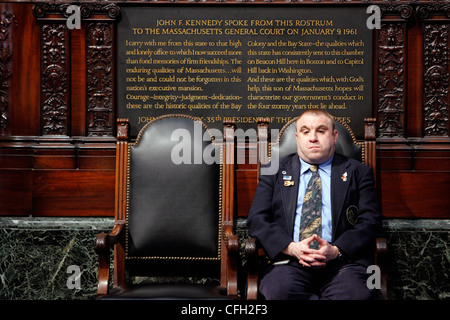 Un commis se trouve dans la chambre des représentants du Massachusetts à la Statehouse à Boston, Massachusetts Banque D'Images