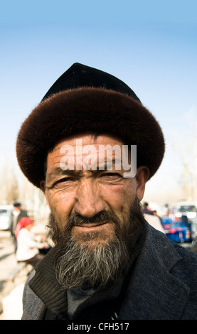 Portrait d'un homme ouïghour prise dans un marché hebdomadaire dans les régions rurales de la région du Xinjiang. Banque D'Images