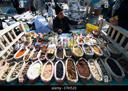 Un étal d'épices colorés dans une dynamique de marché d'Asie centrale. Banque D'Images