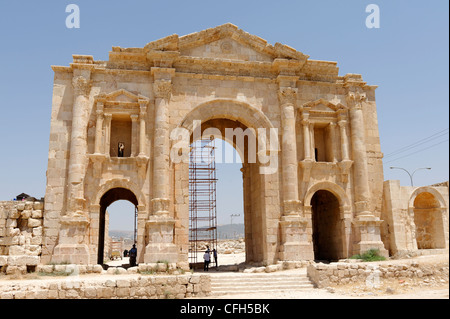 Jerash. La Jordanie. Vue sur l'Arc de Triomphe d'Hadrien qui a été construit pour honorer la visite de l'empereur Hadrien à la ville en Banque D'Images