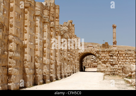 Jerash. La Jordanie. Avis de la section sur les murs de la ville qui ont été à l'origine construite par les romains au 4ème siècle après JC, puis Banque D'Images