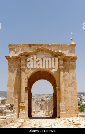 Vue depuis le cardo maximus de la monumentale Tétrapyle nord qui date du 2e siècle AD. Jerash. La Jordanie. Banque D'Images