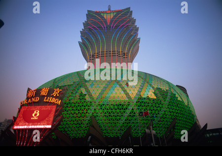 La Chine, Macao, Grand Lisboa Hotel and Casino Night Lights Banque D'Images