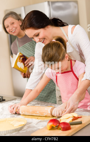 Mère et fille, ce qui fait d'apple pie ensemble la recette grand-mère Banque D'Images