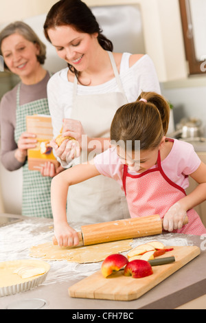 Mère et fille, ce qui fait d'apple pie ensemble la recette grand-mère Banque D'Images