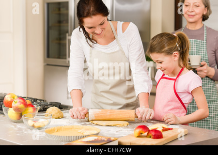 Mère et fille, ce qui fait d'apple pie ensemble la recette grand-mère Banque D'Images