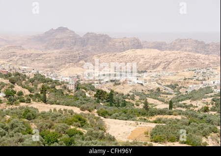 Petra. La Jordanie. Vue panoramique sur le sud de la ville jordanienne de Wadi Musa qui est la porte d'entrée de l'ancienne ville de Red rose Banque D'Images