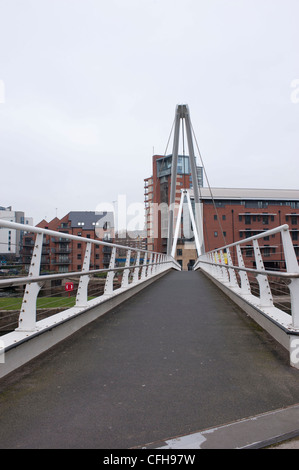 Vue sur passerelle sur rivière Aire de Royal Armouries à Leeds Banque D'Images