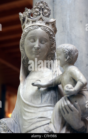 Vierge à l'enfant en calcaire Français - statue au Burrell Collection de Gasgow Banque D'Images
