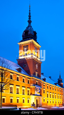 Crépuscule d'hiver dans la place du château, vieille ville, Varsovie, Pologne, avec le Château Royal allumé Banque D'Images