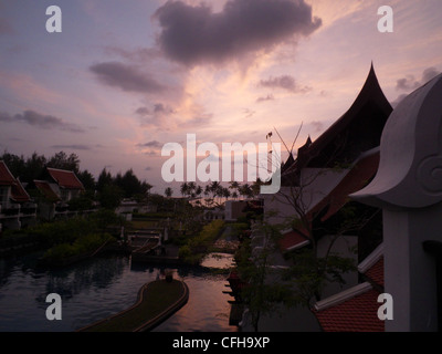 Hôtel JW Marriott Khao Lak en Thaïlande. Voir l'envers de la plage au coucher du soleil, à partir de l'une des chambres de l'hôtel. Banque D'Images