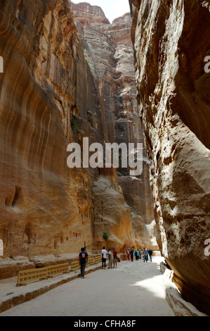 Petra. La Jordanie. Avis de touristes marcher dans l'étroit ravin appelé le siq qui donne une introduction et Banque D'Images