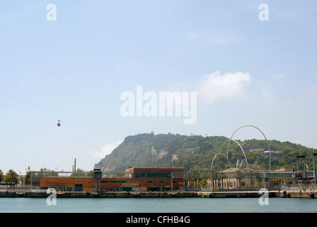 Un téléphérique voyages haut dans le ciel sur le Port Vell de Barcelone. Banque D'Images