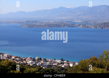 Grèce iles saroniques salamina vue sur la baie en direction de mainland avec village de aianteio au premier plan Banque D'Images