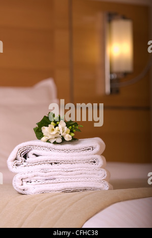 Grand lit dans une chambre d'hôtel de luxe Banque D'Images