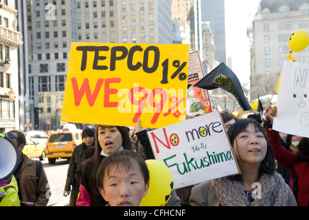 Rallye antinucléaires et mars à New York pour commémorer le 1 e anniversaire de la catastrophe naturelle et nucléaire au Japon. Banque D'Images