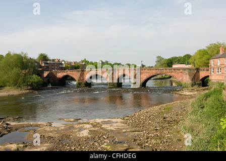 Rivière Dee à Chester, montrant l'ancien pont situé à Dee de remonter la rivière vers l'oliveraie Banque D'Images