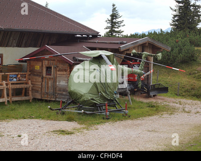 Situé sur un hélicoptère 6000ft pic de montagne enveloppée dans talpalins pour protéger l'appareil contre les intempéries. Banque D'Images