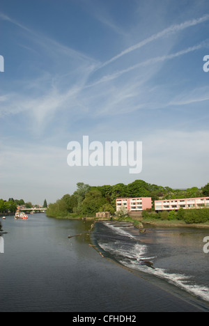 Rivière Dee à Chester avec les méplats de Salmon Leap et le barrage sur une belle journée ensoleillée Banque D'Images