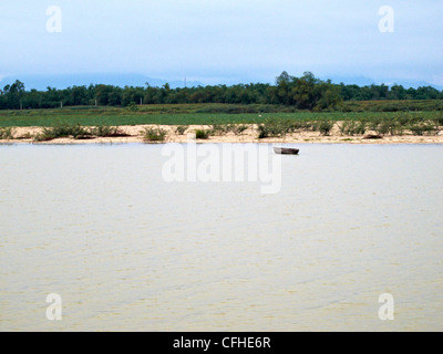Un bateau est amarré sur ses propres sur une rivière au Vietnam Banque D'Images