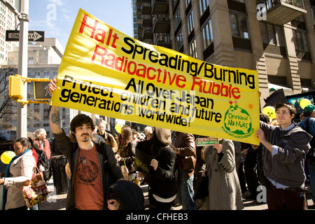Rallye antinucléaires et mars à New York pour commémorer le 1 e anniversaire de la catastrophe naturelle et nucléaire au Japon. Banque D'Images