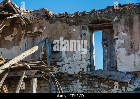 Ancienne maison en pierre en ruines après un tremblement de terre en Grèce Banque D'Images