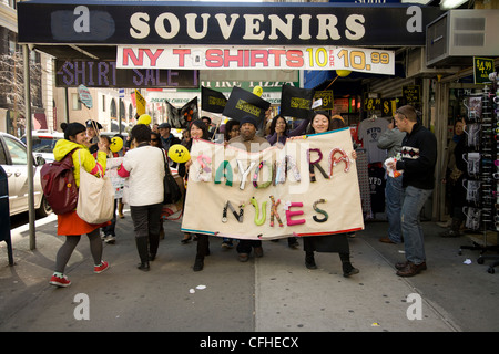 Rallye antinucléaires et mars à New York pour commémorer le 1 e anniversaire de la catastrophe naturelle et nucléaire au Japon. Banque D'Images