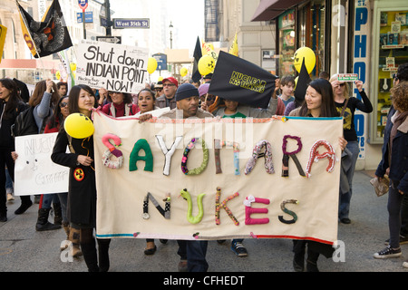Rallye antinucléaires et mars à New York pour commémorer le 1 e anniversaire de la catastrophe naturelle et nucléaire au Japon. Banque D'Images