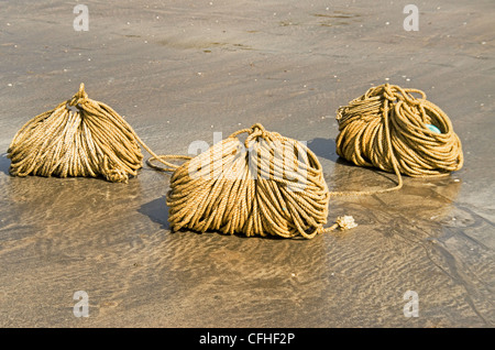 Rouleaux de corde sur plage de Kololi Gambie Afrique de l'ouest Banque D'Images