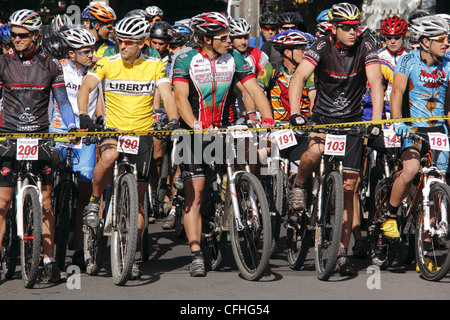 Concurrents prêt pour une course cycliste Banque D'Images