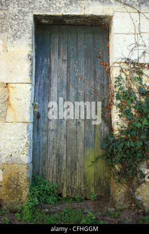 Vieille porte de grange sur un bâtiment de ferme dans la région de la Dordogne Banque D'Images