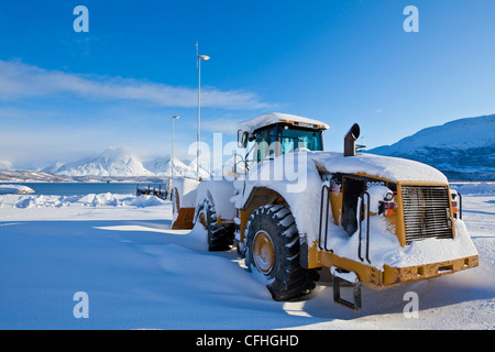 JCB parqué avec accessoire de chasse-neige par le côté de la gare maritime à Breivikeidet Troms Norvège du Nord Scandinavie Europe Banque D'Images