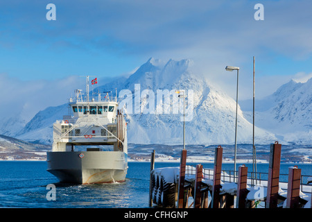 Car-ferry de Breivikeidet à Svensby jetée laissant à travers Ullsfjord Norvège du Nord Scandinavie Europe Banque D'Images