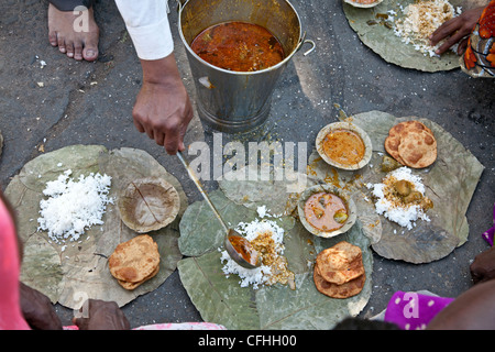 Servir un repas indien thali (traditionnel) sur la rue. Nasik. L'Inde Banque D'Images