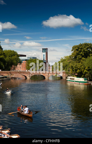 Le Warwickshire, Stratford sur Avon, les bateaux de plaisance sur la rivière Avon Banque D'Images