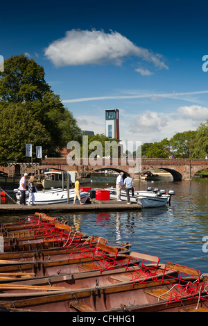 Le Warwickshire, Stratford sur Avon, les bateaux de plaisance sur la rivière Avon Banque D'Images