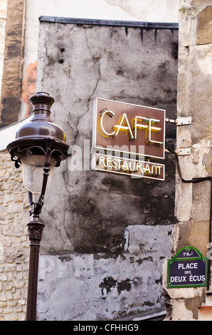 Cafe signe et un lampadaire, Paris, France Banque D'Images