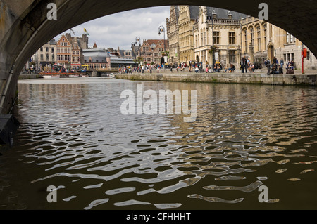 Vue horizontale de l'historique Graslei et Korenlei le long de la rivière Lys Pont de Sint Michielsbrug dans le centre de Gand, Belgique Banque D'Images