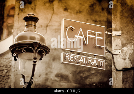 Cafe signe et un lampadaire, Paris, France Banque D'Images