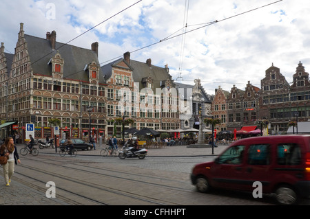 Grand angle horizontal de St Veerleplain entouré par de superbes immeubles à pignons et l'entrée en pierre ancienne au poisson Markt à Gand, Belgique Banque D'Images