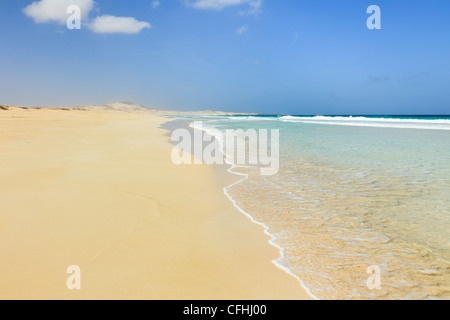 Praia de Chaves, Rabil, Boa Vista, Cap Vert. Vue le long du littoral de vide longue plage de sable blanc avec une mer turquoise Banque D'Images