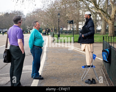 Un musulman parler à deux autres hommes à Speakers Corner à Londres Banque D'Images