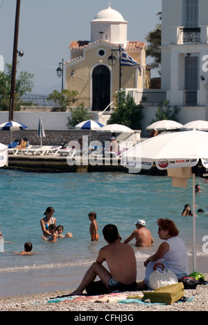 Grèce Athènes. Le Golfe Saronique Spetses beach par la vieille ville. Église orthodoxe grecque en arrière-plan. Banque D'Images