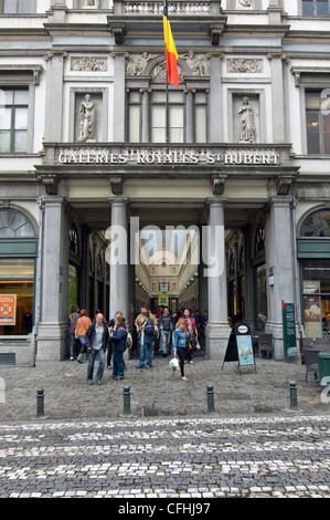 Grand angle vertical de l'entrée de la colonnade de Galeries Royales St Hubert, une galerie marchande couverte dans le centre de Bruxelles, Belgique Banque D'Images