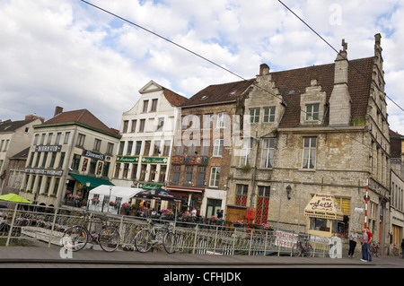 Vue horizontale de l'ancienne architecture d'Vleeshuisbrug sur la rivière Lys dans le centre de Gand, Belgique Banque D'Images